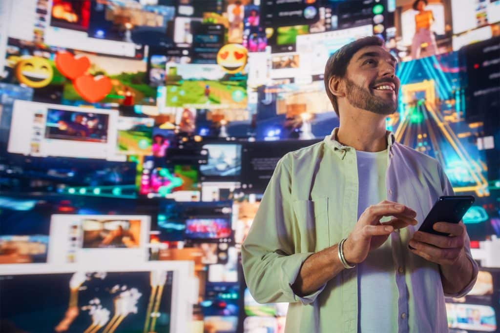 Mann, der an seinem Handy einen Webshop bedient, umgeben von Websites