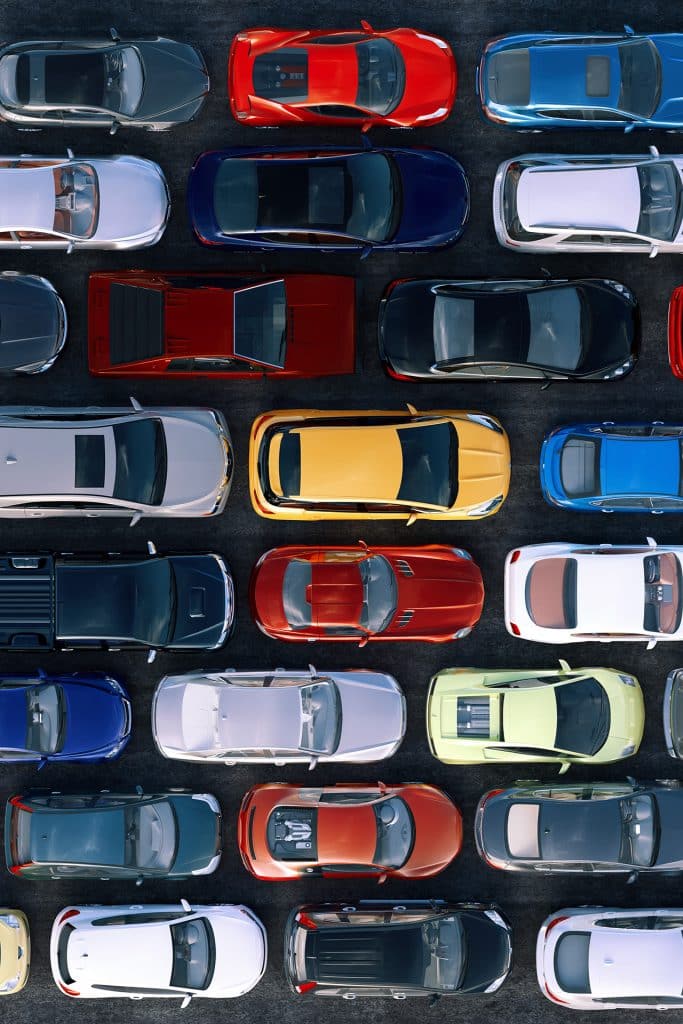 Gefüllter Parkplatz mit vielen PKW