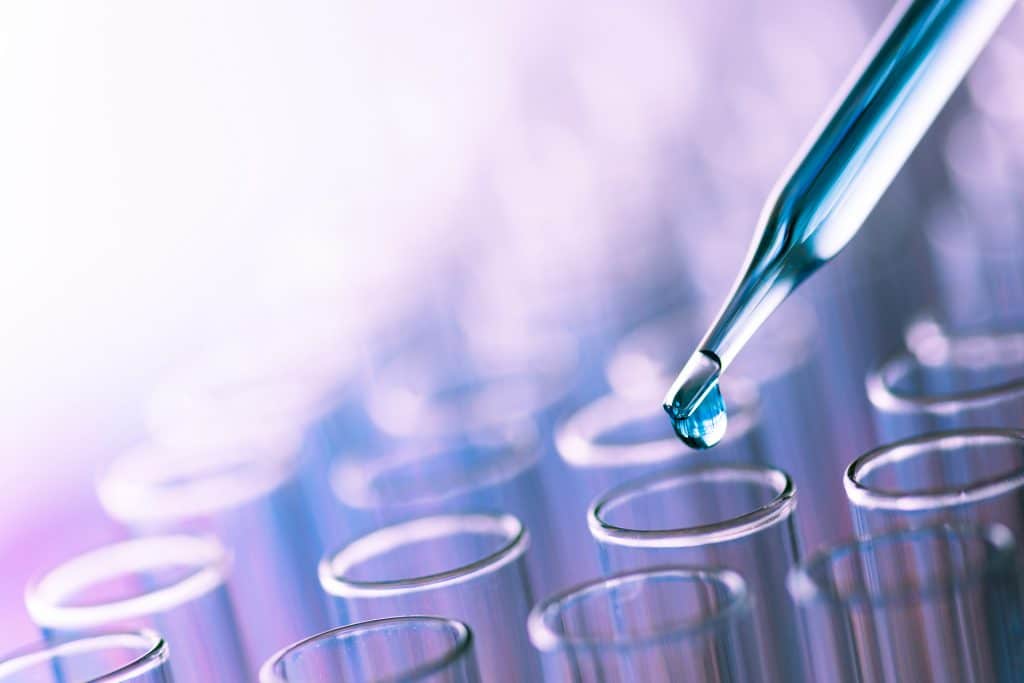 Tropfen einer Chemikalie an einer Pipette