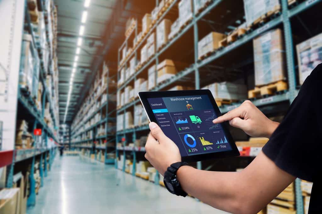 Digitales Warehousemanagement mit einem Tablet in einem Lagerhaus für den Großhandel