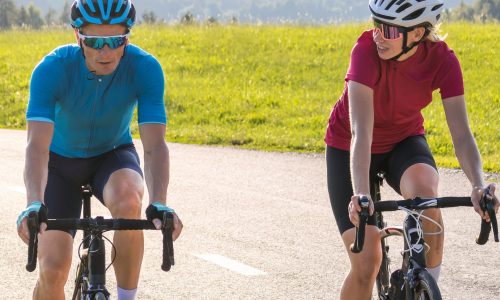 Zwei Radfahrer auf Leasingbikes