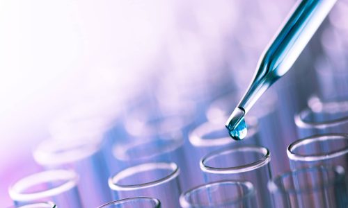 Tropfen einer Chemikalie an einer Pipette