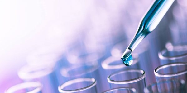 Tropfen einer Chemikalie an einer Pipette