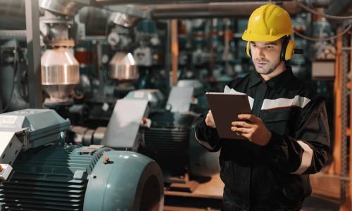 Arbeiter mit Tablet prüft Daten in der chemischen Industrie