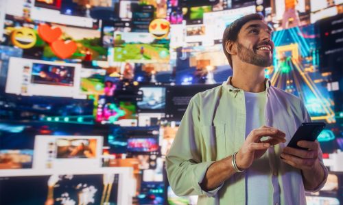 Mann, der an seinem Handy einen Webshop bedient, umgeben von Websites