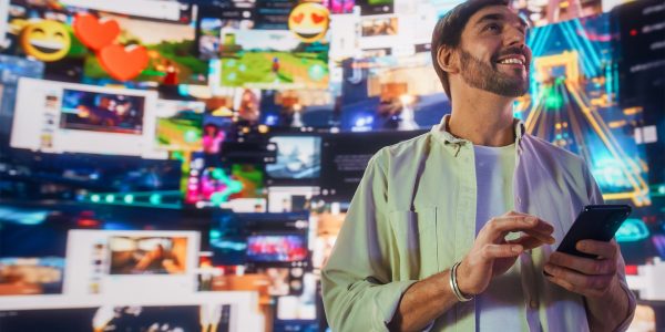 Mann, der an seinem Handy einen Webshop bedient, umgeben von Websites