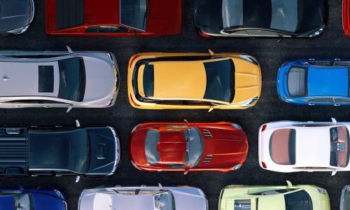 Gefüllter Parkplatz mit vielen PKW