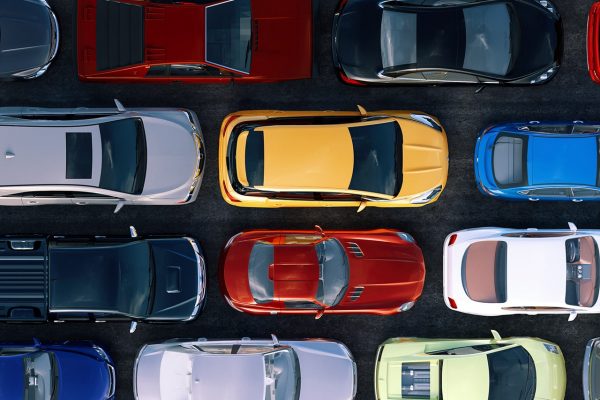 Gefüllter Parkplatz mit vielen PKW