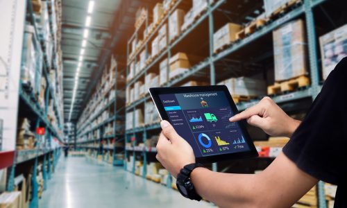 Digitales Warehousemanagement mit einem Tablet in einem Lagerhaus für den Großhandel