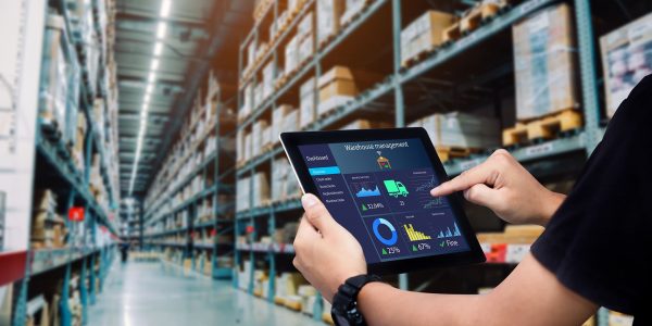 Digitales Warehousemanagement mit einem Tablet in einem Lagerhaus für den Großhandel