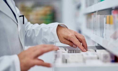 Mediziner, der Arzneimittel ordnet